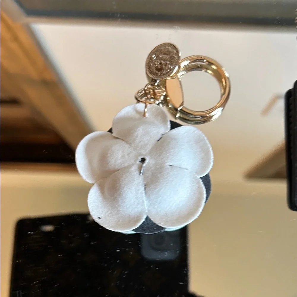 Coach patent leather Black hang tag and White Flower Keychain - Picture 4 of 6